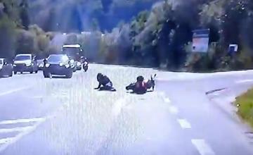 VIDEO: Vodič narazil do motorkára, ktorý predbiehal kolónu pod Strečnom. Spadol pred auto v protismere