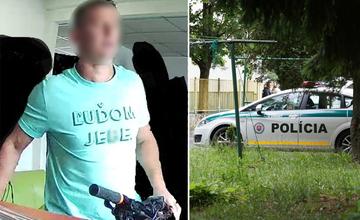 Žilinská polícia vďaka verejnosti zistila, kto je muž vo vulgárnom tričku