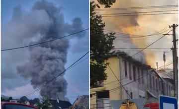 Obľúbený discoklub na Kysuciach zachvátili skoro ráno plamene. Zasahuje 25 hasičov