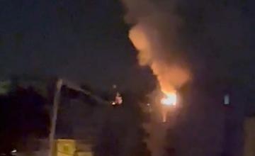 VIDEO:Počas štvrtkovej noci horel byt na Revolučnej ulici v Žiline, hasiči evakuovali 48 osôb