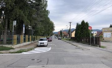 V Závodí a Bánovej sa zmenila organizácia dopravy, vyznačili sa aj nové parkovacie miesta