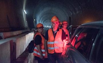FOTO: Previezli sme sa tunelom Višňové so štátnym tajomníkom. Kedy očakáva jeho otvorenie?