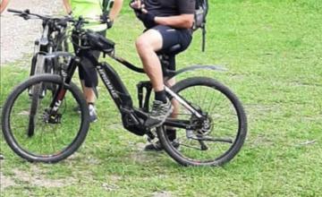 Dvom výletníkom ukradli na Vychylovke elektrobicykle, prosia o pomoc s hľadaním