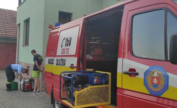 Dobrovoľní hasiči poskytli rodine s ťažko chorým dievčatkom elektrocentrálu. Po búrke ostali bez elektriny