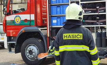 Na Kragujevskej ulici v Žiline došlo k dopravnej nehode, hasiči hlásia aj zranenia