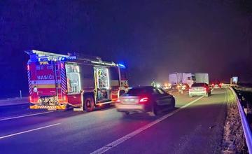 V noci horelo na diaľnici D3 vozidlo odťahovej služby. Boli na ňom naložené ďalšie tri autá