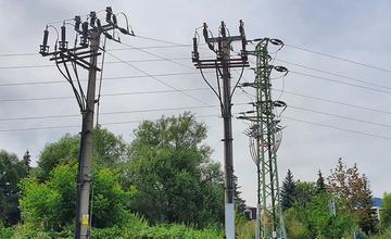 Dodávku elektriny na Kysuciach po sobotňajšej búrke ešte stále obnovujú. V osadách si na ňu počkajú dlhšie