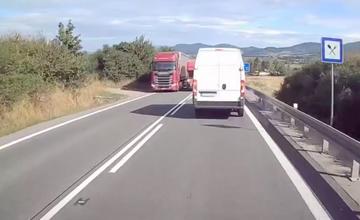 VIDEO: Žilinčan s nákladiakom predbiehal kamión cez plnú čiaru, do svojho pruhu sa zaradiť nestihol