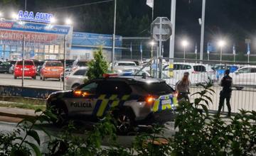 Žilinský autobazár prehľadávajú policajti so špeciálne vycvičeným psom. Čo sa tam stalo?