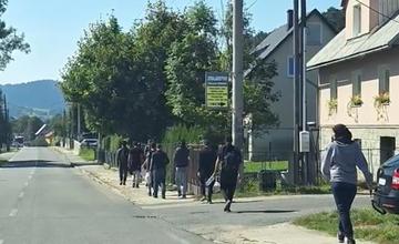 Poľská polícia naďalej dováža k obci Skalité migrantov. Kempovali aj vedľa budovy základnej školy