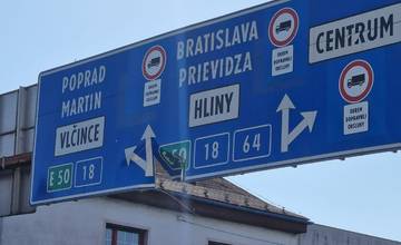 Značku na Košickej malo poškodiť vozidlo s hydraulickou rukou. Nebola jediná