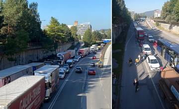 V Žiline sú zapchaté hlavné ťahy, cestujúci vystupujú z autobusov uprostred cesty