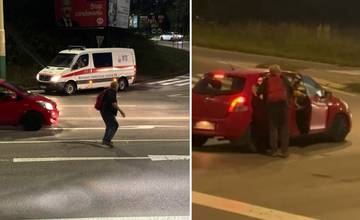 VIDEO: Muž uprostred cesty v Žiline zastavoval autá, chcel do nich nastúpiť. Z jedného ho mali vyhodiť
