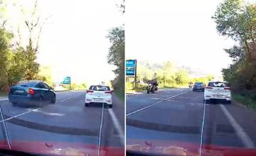 VIDEO: Ohrozil ľudí v autách aj motorkárov. Vodiča pri Žiline nezastavila plná čiara ani neprehľadná zákruta