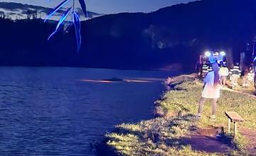 V rybníku pri Vodnom diele Žilina sa potopilo osobné auto