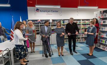 FOTO: Americké centrum v Žiline otváral aj veľvyslanec USA. Bude ponúkať bezplatné vzdelávanie aj komunitné programy