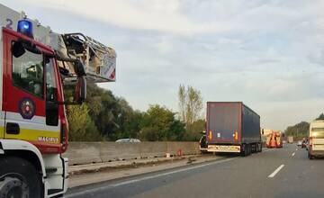 Na diaľnici D1 pri Žiline pritlačil kamión auto o zvodidlá. Doprava je obmedzená aj v protismere