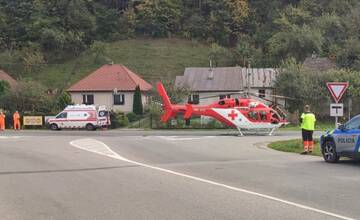Po zrážke dodávky s kamiónom na Kysuciach previezli dvoch ľudí letecky do nemocnice