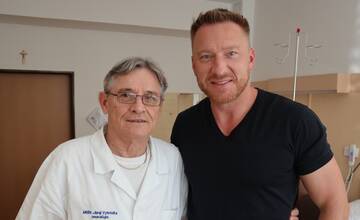 Žilinskú nemocnicu navštívil hokejista Marián Hossa. Lieči ho tím primára neurológie