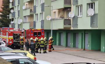 Na Vlčincoch horí byt v paneláku, zasahuje množstvo hasičov