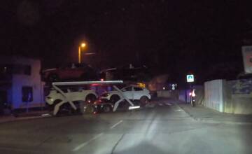 VIDEO: Uprostred cesty v mestskej časti Žiliny ostal stáť odpojený príves s novými autami