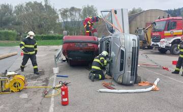 FOTO: Kysuckých hasičov preverili tri dopravné nehody, zranených vyslobodzovali z prevrátených áut