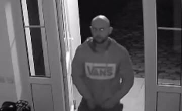 VIDEO: Muž sa vlámal do bytovky v Bytči a ukradol tri bicykle. Zachytili ho kamery