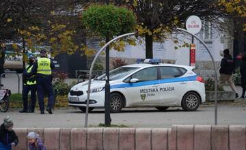 Pred žilinským Tescom žobralo bosé dieťa, vlamač ostal visieť za nohavice z plota. Mestská polícia mala plný víkend