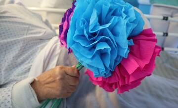 FOTO: Kysuckí školáci rozjasnili deň seniorom v žilinskej nemocnici. Vyrobili im kvety lásky