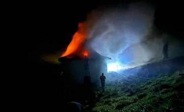 FOTO: Na hrade Sklabiňa v noci horelo, zasahovalo 19 hasičov. Expozície a podujatia sú zrušené