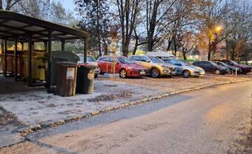 Reakcia mesta na petíciu Vlčinčiarov: Stromy presadí za vlastné peniaze, parkovanie ostane šikmé