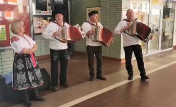 VIDEO: V Žiline zastavil Kulturvlak plný hudby. Na zlepšenie nálady hrali cestujúcim heligonkári spod Kľaku