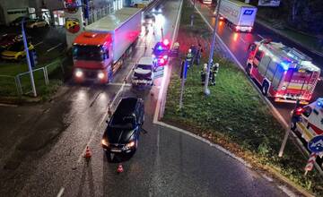 Na križovatke s Košickou ulicou sa zrazili dve autá, na mieste sú zranení