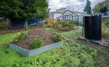 FOTO: Stredná škola v Žiline našla využitie pre dažďovú vodu, pri realizácii pomáhali aj žiaci