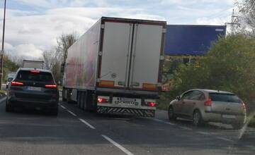 Križovatku na Košickej zapchali vozidlá, kolóny zhoršujú cestári pod Strečnom