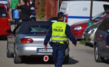 Žilinskí mestskí policajti chytili podpaľača, pomohli starenke a zaistili telo neznámeho muža