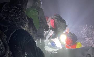 VIDEO: Skupina turistov uviazla v Malej Fatre v snehu a tme. Na pomoc im išli horskí záchranári