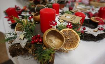 Psychiatrickí pacienti žilinskej nemocnice vyrobili desiatky vianočných dekorácií. Získať ich môžete aj vy
