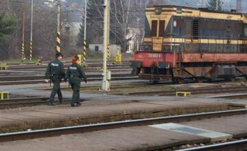 Smola pre železničnú dopravu na Liptove: Včera na koľajniciach uviazlo auto, dnes nákladný vlak