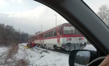 Auto ostalo zakliesnené pred vlakom vo Veličnej, železničná doprava je prerušená