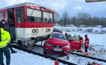 FOTO: Vodič auta, ktoré pred sebou tlačil vlak vo Veličnej, nehodu so zraneniami prežil