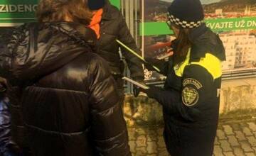 Pred barom v centre Žiliny ležal nahý muž. Riešili ho mestskí policajti