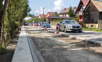 FOTO: Na Kysuciach zrekonštruovali cestu a vybudovali oporné múry za 2,3 milióna eur