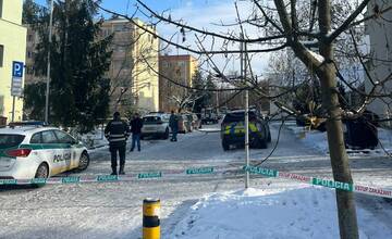 Na žilinskom gymnáziu zasahuje polícia, študenti boli evakuovaní uprostred vyučovania