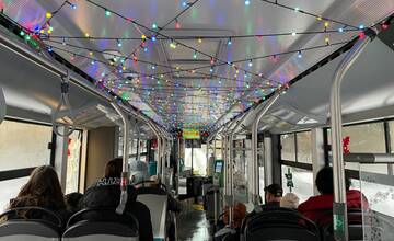 Farebné svetielka aj koledy: Kadiaľ bude jazdiť vianočný trolejbus v nasledujúce dni?
