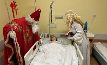 FOTO: Mikuláš nezabudol ani na deti v žilinskej nemocnici. Malí pacienti mu spievali aj recitovali