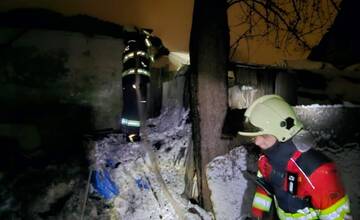 FOTO: Napriek sneženiu vypukli v noci dva požiare. Vo Vrútkach horel rodinný dom, v Martine auto