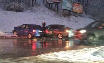 V Žiline došlo k dvom vážnym nehodám, pri jednej havarovalo vozidlo Bolt