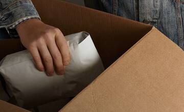 Posielate vianočné darčeky poštou do zahraničia? Tieto zásielky vám do lietadla určite nevezmú