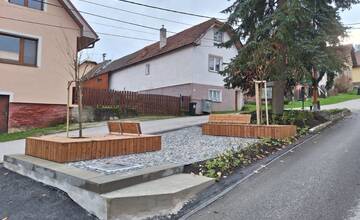V Zádubní pribudli nové lavičky, záhony aj dlažba. Mesto do revitalizácie ulice investovalo 30-tisíc eur